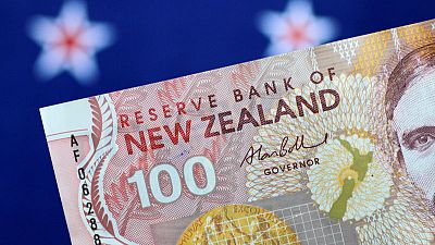 الدولار النيوزيلندي يهبط مع تلميح البنك المركزي لخفض محتمل للفائدة