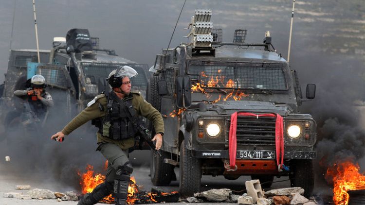 مقتل فلسطيني في اشتباك بين محتجين وقوات إسرائيلية بالضفة الغربية