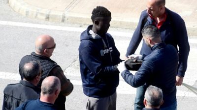 Cinq migrants arrêtés accusés d'avoir détourné un pétrolier vers Malte Cinq migrants arrêtés accusés d'avoir détourné un pétrolier vers Malte