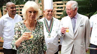الأمير تشارلز يُحضر عصير قصب السكر خلال زيارته لكوبا