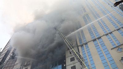 ارتفاع قتلى حريق برج تجاري في بنجلادش إلى 19 واستمرار البحث والإنقاذ