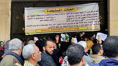 مصريون يرفعون أصواتهم بالشكوى بعد إخطارهم بأنهم سيفقدون بطاقاتهم التموينية