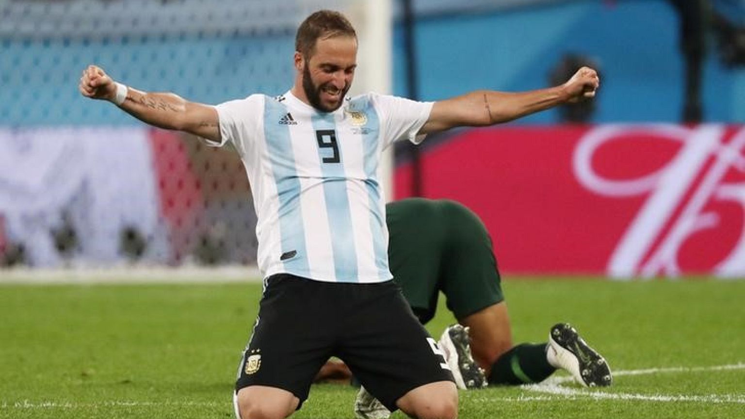 Higuain announces Argentina retirement