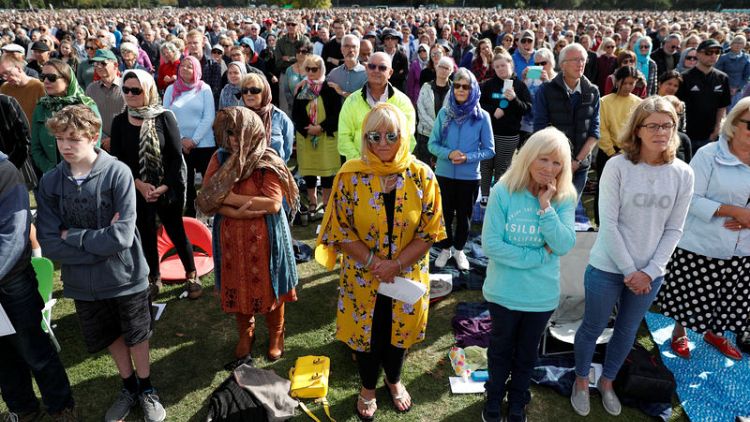 حشود تستمع لأسماء ضحايا مسجدي نيوزيلندا في صمت مهيب