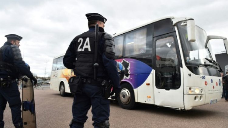 Sécurité dans les stades: à Caen avec les policiers en survêtement de la SIR