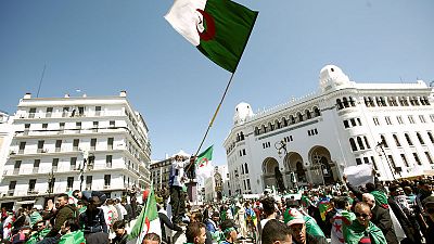 مئات الآلاف من الجزائريين يطالبون بوتفليقة بالرحيل