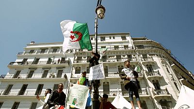 الشرطة الجزائرية تستخدم مدافع المياه لتفريق المحتجين في وسط العاصمة