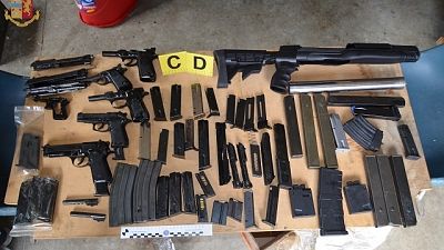 Trovato con arsenale di armi, arrestato Trovato con arsenale di armi, arrestato