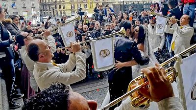 Nozze trash a Napoli, indaga la Procura Nozze trash a Napoli, indaga la Procura