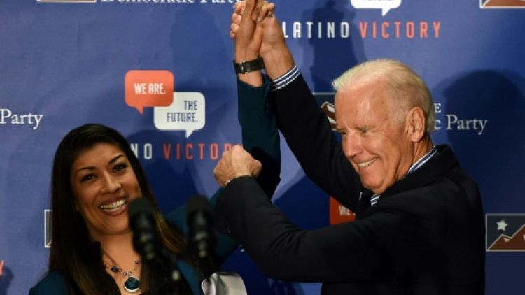Lucy Flores (g) et Joe Biden, le 1er novembre 2014 à Las Vegas
