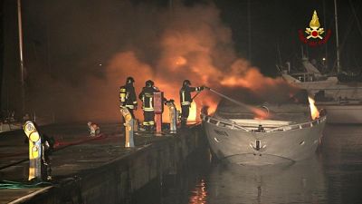 Bruciate imbarcazioni sul lago d'Iseo