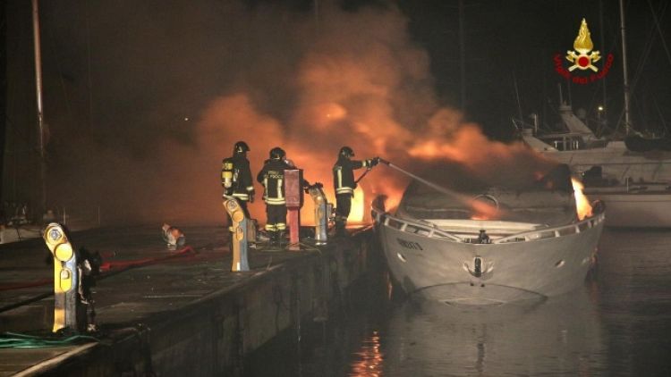 Bruciate imbarcazioni sul lago d'Iseo