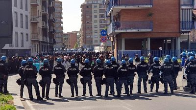 Polizia blocca gruppo di anarchici Polizia blocca gruppo di anarchici