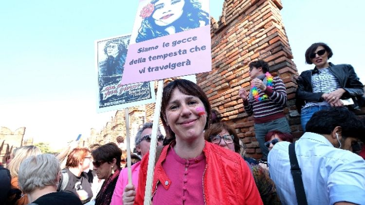 Famiglia: flash mob femminista a Verona