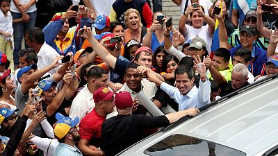 آلاف المتعاطفين مع المعارضة يحتجون على تكرار انقطاع الكهرباء في فنزويلا