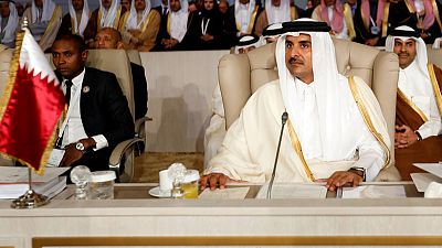 أمير قطر يغادر القمة العربية في تونس فجأة