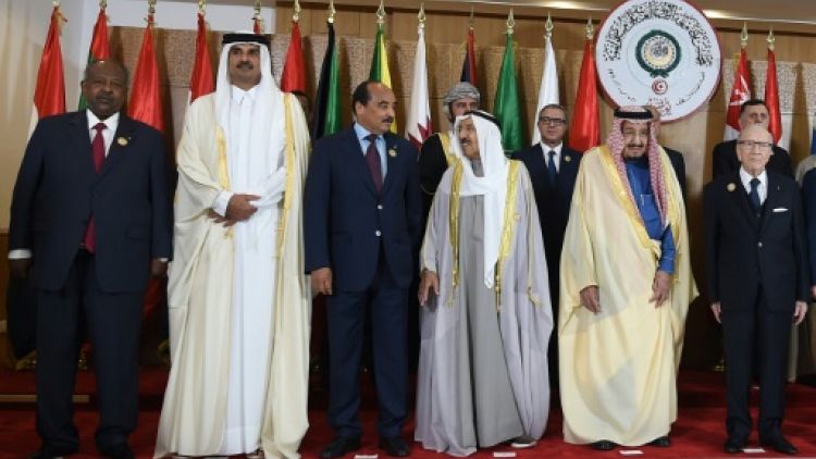 L'émir du Qatar quitte prématurément le sommet arabe à Tunis