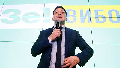 استطلاع: الممثل الكوميدي زيلينسكي يتصدر انتخابات الرئاسة الأوكرانية