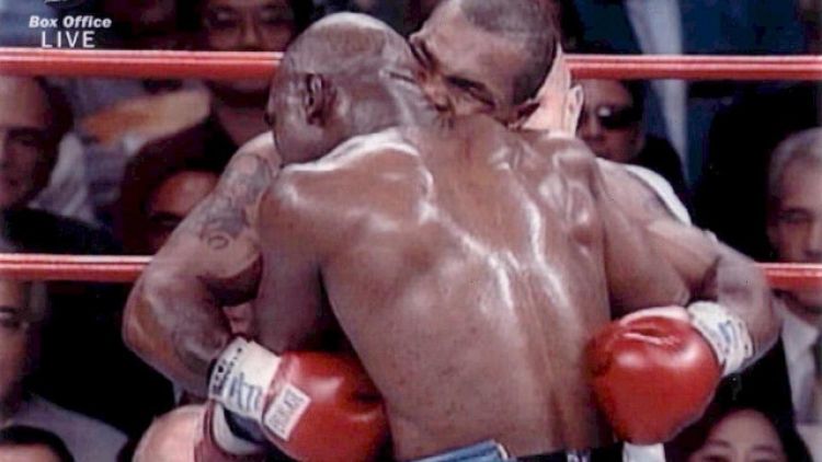 Boxe: Kash come Tyson, morde avversario