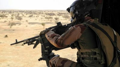 Mali: l'armée française passe le fleuve Niger avec armes et bagages
