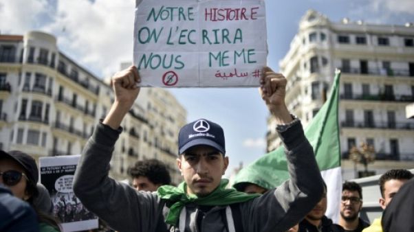 Les Algériens dubitatifs après l'annonce d'une prochaine démission de Bouteflika Les Algériens dubitatifs après l'annonce d'une prochaine démission de Bouteflika