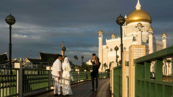 Avec la charia, le sultan de Brunei cherche à renforcer sa légitimité islamique Avec la charia, le sultan de Brunei cherche à renforcer sa légitimité islamique