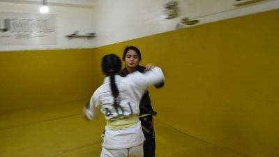Une championne philippine de jiu-jitsu monte au combat contre la pédophilie