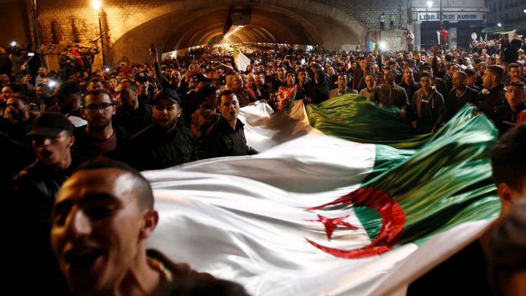 حكومة الجزائر الانتقالية تواجه ضغوطا لمزيد من التغيير بعد رحيل بوتفليقة