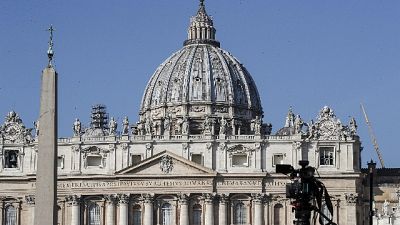Pedofilia: Vaticano rimuove vescovo Guam Pedofilia: Vaticano rimuove vescovo Guam