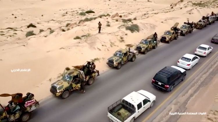 قوات شرق ليبيا تقول إن جنديين أصيبا خلال الزحف نحو طرابلس
