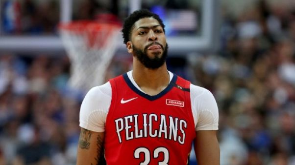 NBA: Anthony Davis mis à l'amende après un geste obscène NBA: Anthony Davis mis à l'amende après un geste obscène