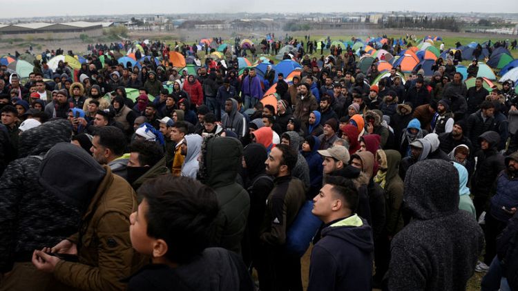 وزير يوناني يحث مهاجرين على ترك الحدود والعودة لمراكز الإيواء