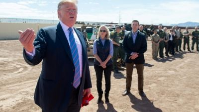 Trump martèle son message à la frontière mexicaine: "On est complet"