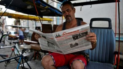 Un Cubain lit le journal cubain Granma à La Havane, le 5 avril 2019
