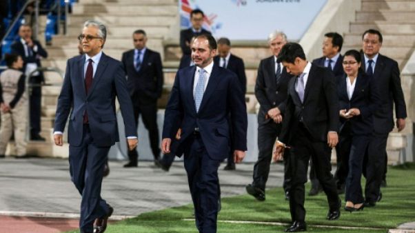 Al-Khalifa réélu à la présidence de l'AFC, en son absence due à un deuil familial Al-Khalifa réélu à la présidence de l'AFC, en son absence due à un deuil familial