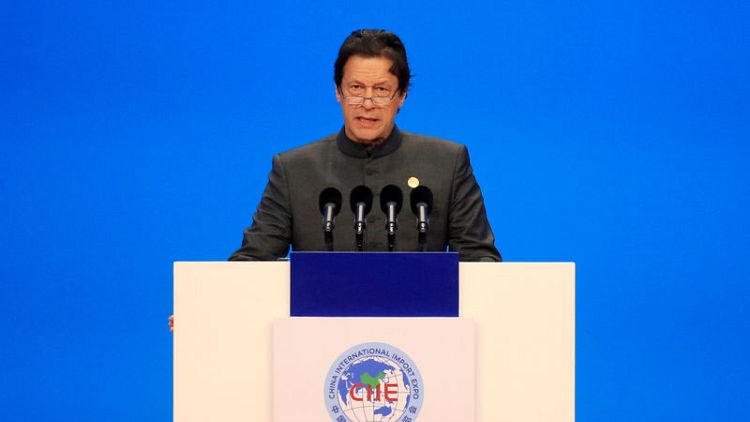 خان يتهم الهند بإثارة هستيريا الحرب بزعمها إسقاط مقاتلة باكستانية