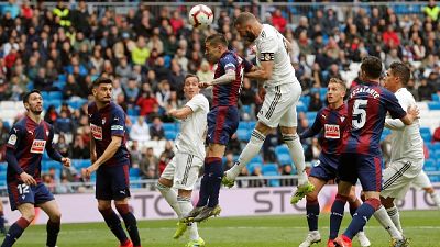Benzema salva Real, doppietta all'Eibar