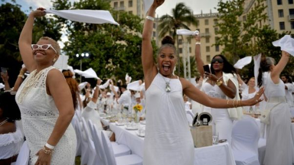 Dîner en blanc à Cuba: pique-nique français et ambiance américaine Dîner en blanc à Cuba: pique-nique français et ambiance américaine