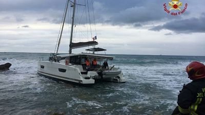 Catamarano si incaglia vicino a riva Catamarano si incaglia vicino a riva