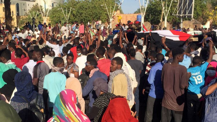 شهود: جنود سودانيون يتدخلون لحماية متظاهرين من قوات الأمن