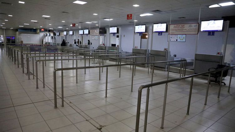 معركة طرابلس تستعر وتعرض مطار معيتيقة بالعاصمة للقصف
