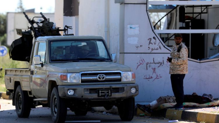 شهود: قوات شرق ليبيا تفقد السيطرة على مطار طرابلس السابق