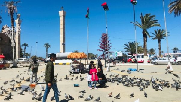 Des Libyens sur la Place des Martyrs à Tripoli, le 6 avril 2019 Des Libyens sur la Place des Martyrs à Tripoli, le 6 avril 2019