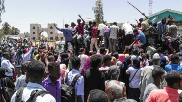 Soudan: coups de feu et gaz lacrymogène lors d'une manifestation à Khartoum Soudan: coups de feu et gaz lacrymogène lors d'une manifestation à Khartoum