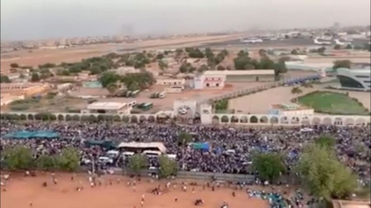 شهود: قوات الأمن السودانية تحاول من جديد تفريق المعتصمين خارج وزارة الدفاع