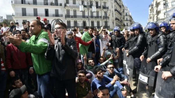 "Bensalah, dégage!": à Alger, les étudiants crient leur colère "Bensalah, dégage!": à Alger, les étudiants crient leur colère