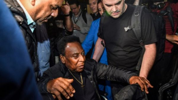 Pelé à l'hôpital pour des examens après son retour au Brésil Pelé à l'hôpital pour des examens après son retour au Brésil