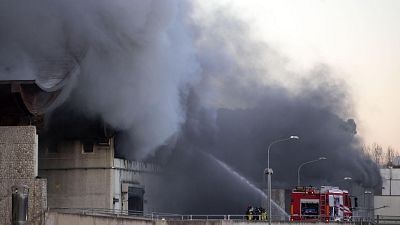 Incendio in distilleria, quattro feriti