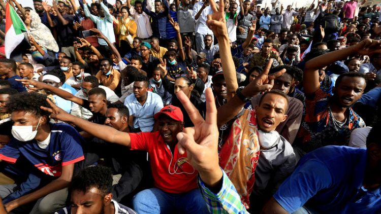 الجيش السوداني يطيح بالبشير والمحتجون يطالبون بحكومة مدنية