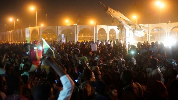 الجيش السوداني ينتشر في الخرطوم مع اتساع نطاق الاحتجاجات ضد البشير